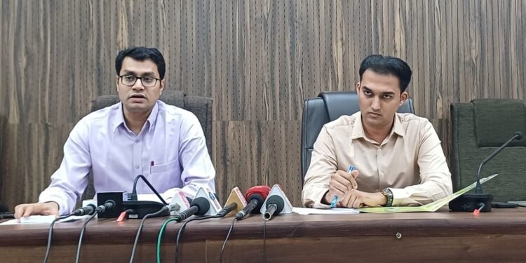 “ಹಕ್ಕಿ ಜ್ವರ ಪಕ್ಷಿಗಳಿಗೆ ಹರಡುವ ಖಾಯಿಲೆಯಾಗಿದ್ದು, ಮನುಷ್ಯರಿಂದ ಮನುಷ್ಯರಿಗೆ ಹರಡುವುದಿಲ್ಲ”; ಜನರಿಗೆ ಧೈರ್ಯ ತುಂಬಿದ ಡಿಸಿ, ಸಿಇಒ