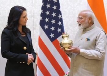 ಅಮೆರಿಕದ ಗುಪ್ತಚರ ಮುಖ್ಯಸ್ಥೆ ತುಳಸಿ ಗಬ್ಬಾರ್ಡ್’ಗೆ ಗಂಗಾ ಜಲ ನೀಡಿ ಗೌರವ