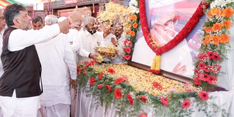 ‘ನನಗೆ ಮೊದಲು ಟಿಕೆಟ್ ಕೊಟ್ಟಿದ್ದು ಕೆ.ಹೆಚ್ ಪಾಟೀಲ್’: ರಾಜಕೀಯ ಗುರುವಿಗೆ ನಮಿಸಿದ ಡಿಕೆಶಿ