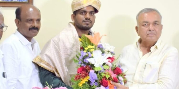 KKRTC ಚಾಲಕನ ಮಗ IFS ಆಧಿಕಾರಿ; UPSC ಪರೀಕ್ಷೆಯಲ್ಲಿ ಯಶೋಗಾಥೆ ಬರೆದ ಅನಂದ್’ಗೆ ಸಚಿವ ರಾಮಲಿಂಗಾ ರೆಡ್ಡಿ ಸನ್ಮಾನ..