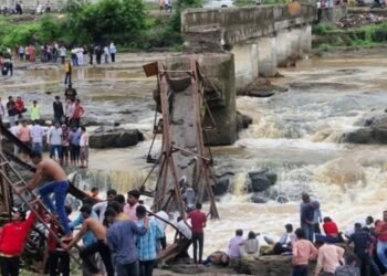 ಪುಣೆ ಸೇತುವೆ ದುರಂತ: ನಾಲ್ವರ ಸಾವು, 51 ಮಂದಿಗೆ ಗಾಯ; 5 ಲಕ್ಷ ಪರಿಹಾರ
