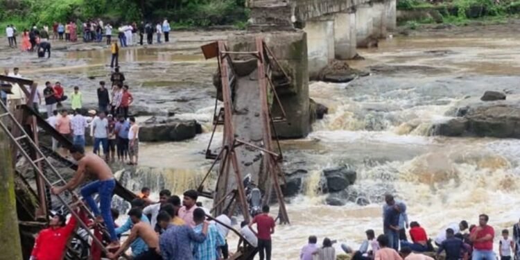 ಪುಣೆ ಸೇತುವೆ ದುರಂತ: ನಾಲ್ವರ ಸಾವು, 51 ಮಂದಿಗೆ ಗಾಯ; 5 ಲಕ್ಷ ಪರಿಹಾರ