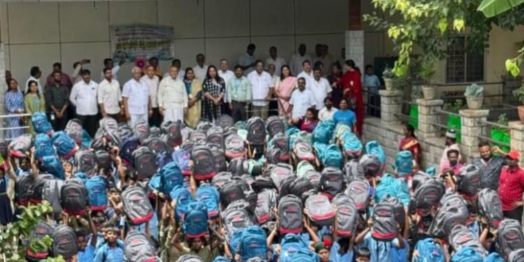 ವಿದ್ಯಾರ್ಥಿಗಳಲ್ಲಿ ಎಲ್ಲಿಲ್ಲದ ಉಲ್ಲಾಸ, ಎಂದಿಲ್ಲದ ಉತ್ಸಾಹ.. ಒಂದೇ ದಿನ 13 ಸಾವಿರ ಶಾಲಾ ಮಕ್ಕಳಿಗೆ ಸಾಮಗ್ರಿ ವಿತರಿಸಿದ ರಾಮಲಿಂಗಾ ರೆಡ್ಡಿ