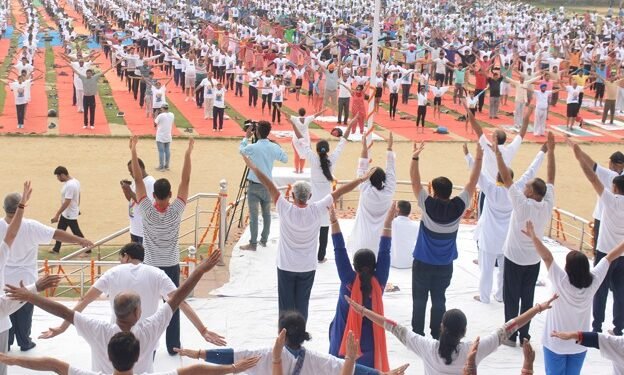 ಕುರುಕ್ಷೇತ್ರದಲ್ಲಿ ದಾಖಲೆ: 1 ಲಕ್ಷ ಜನರಿಂದ ಸಾಮೂಹಿಕ ಯೋಗ