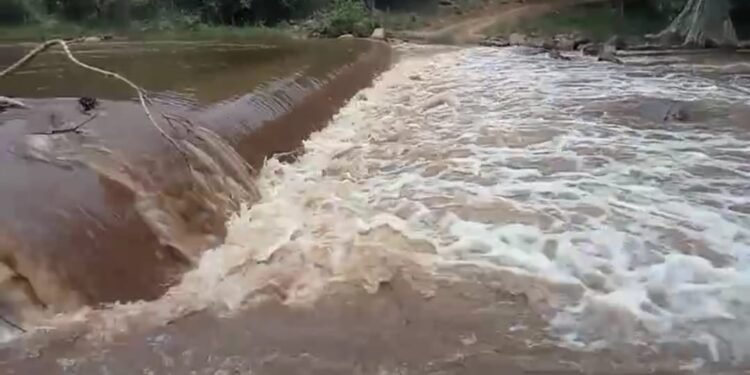 ಹನೂರು: ಉಡುತೊರೆಹಳ್ಳ ಜಲಾಶಯಕ್ಕೆ ಅಪಾರ ಪ್ರಮಾಣದ ನೀರು..  ರೈತರ ಮೊಗದಲ್ಲಿ ಮಂದಹಾಸ.!