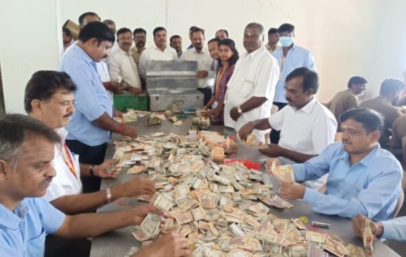 ಆಷಾಢ ಸಂಭ್ರಮ; ಮಲೆ ಮಹದೇಶ್ವರಸ್ವಾಮಿ ದರ್ಶನ ಪಡೆದ ಕೇಂದ್ರ ಸಚಿವ ಸೋಮಣ್ಣ