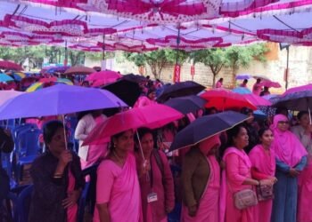 ವೇತನಕ್ಕಾಗಿ ಆಶಾ ಕಾರ್ಯಕರ್ತೆಯರ ಸತ್ಯಾಗ್ರಹ: ಮಳೆಯನ್ನೂ ಲೆಕ್ಕಿಸದೇ 2ನೇ ದಿನವೂ ಧರಣಿ