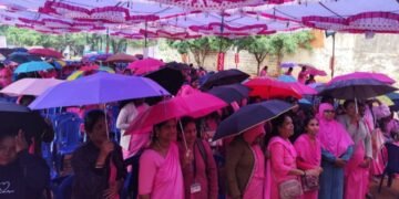 ವೇತನಕ್ಕಾಗಿ ಆಶಾ ಕಾರ್ಯಕರ್ತೆಯರ ಸತ್ಯಾಗ್ರಹ: ಮಳೆಯನ್ನೂ ಲೆಕ್ಕಿಸದೇ ಧರಣಿ