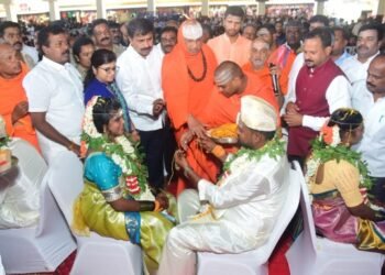 ಮಲೈ ಮಹದೇಶ್ವರ ಸ್ವಾಮಿ ದೇಗುಲದಲ್ಲಿ ಉಚಿತ ಸಾಮೂಹಿಕ ವಿವಾಹ; 93 ಜೋಡಿಗಳ ಪೈಕಿ 16 ಅಂತರ್ಜಾತಿ ವಿವಾಹ