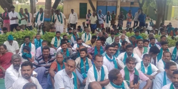 ಹನೂರು ಸುತ್ತಮುತ್ತಲ ಗ್ರಾಮಗಳಲ್ಲಿ ಮೂಲಭೂತ ಸೌಲಭ್ಯಕ್ಕೆ ಅರಣ್ಯ ಅಧಿಕಾರಿಗಳ ಅಡ್ಡಿ; ರೈತರ ಪ್ರತಿಭಟನೆ