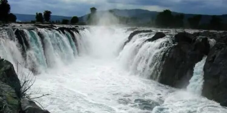 ಹರಿದುಕ್ಕುತ್ತಿರುವ ಕಾವೇರಿ; ಕಣ್ಮನ ಸೆಳೆಯುತ್ತಿರುವ ‘ಹೊಗೇನಕಲ್’