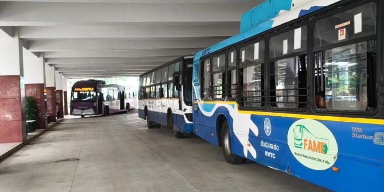 ಹಿರಿಯೂರಿನಲ್ಲಿ ನೂತನ ಬಸ್ ಘಟಕ ಉದ್ಘಾಟನೆ; ತಾಲ್ಲೂಕು ಕೇಂದ್ರಗಳಿಗೆ ಬಸ್ ಘಟಕ; ರಾಮಲಿಂಗಾರೆಡ್ಡಿ ಭರವಸೆ