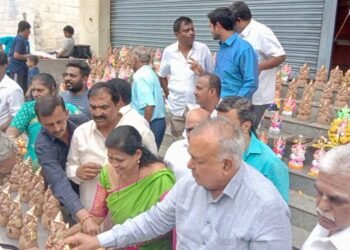 ‘ಗಣಪ’ನ ಆರಾಧನೆಗೆ ‘ರಾಮ’ಲಿಂಗಾ ರೆಡ್ಡಿ ತಯಾರಿ; ಪುತ್ರಿ ‘ಸೌಮ್ಯ’ ಜೊತೆ ಸಾರ್ವಜನಿಕರಿಗೆ ಉಚಿತವಾಗಿ ಮಣ್ಣಿನ ಮೂರ್ತಿ ವಿತರಣೆ