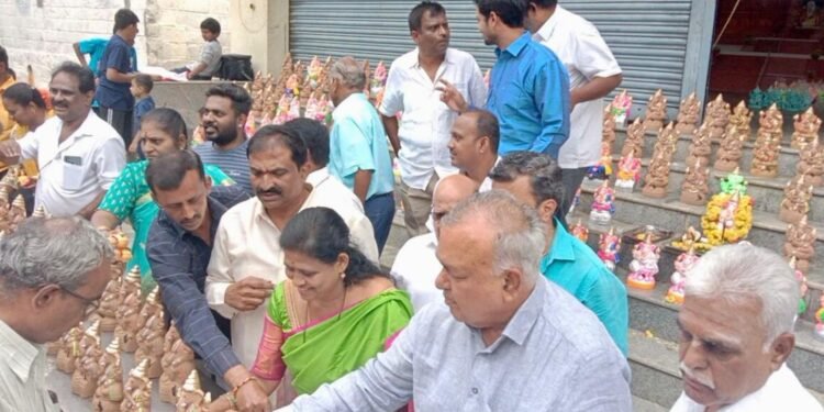 ‘ಗಣಪ’ನ ಆರಾಧನೆಗೆ ‘ರಾಮ’ಲಿಂಗಾ ರೆಡ್ಡಿ ತಯಾರಿ; ಪುತ್ರಿ ‘ಸೌಮ್ಯ’ ಜೊತೆ ಸಾರ್ವಜನಿಕರಿಗೆ ಉಚಿತವಾಗಿ ಮಣ್ಣಿನ ಮೂರ್ತಿ ವಿತರಣೆ