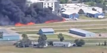 ಭೀಕರ ದುರಂತ; ನಿಂತಿದ್ದ ವಿಮಾನದ ಮೇಲೆ ಮತ್ತೊಂದು ವಿಮಾನ ಪತನ