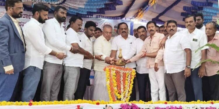 ಕಡೂರು ಬಸ್ ನಿಲ್ದಾಣ, ತರೀಕೆರೆ ಬಸ್ ನಿಲ್ದಾಣಗಳಿಗೆ ಶಂಕುಸ್ಥಾಪನೆ, ಕಡೂರು ಬಸ್ ಘಟಕದ ನಿವೇಶನದಲ್ಲಿ ವಸತಿಗೃಹ ಉದ್ಘಾಟನೆ.