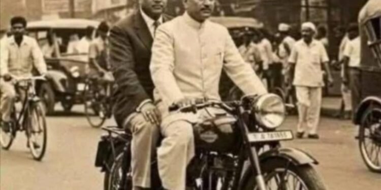 ಚಿತ್ತಾಪುರದಲ್ಲಿ ಮಾತ್ರ ‘ಆರೆಸ್ಸೆಸ್ V/s ಅಂಬೇಡ್ಕರ್’; ಆದರೆ ಈ ಚಿತ್ರ ಹೇಳೋದು ‘ಅವರಿಬ್ಬರೂ ಸಮ್ಮಿತ್ರರು’? ಸಾಮಾಜಿಕ ಮಾಧ್ಯಮದಲ್ಲಿ ಹರಿದಾಡುತ್ತಿರುವ ಈ ಪೋಟೊ ಬಗ್ಗೆ ಕುತೂಹಲ