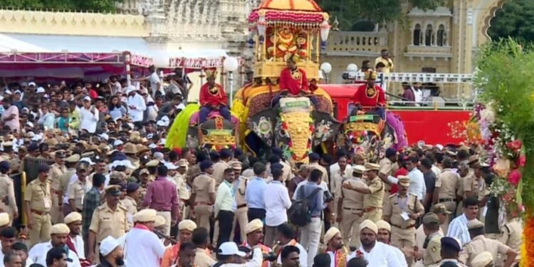 ಮೈಸೂರು ದಸರಾ: ಭಕ್ತಿಭಾವ ತುಂಬಿದ ಜಂಬೂ ಸವಾರಿ