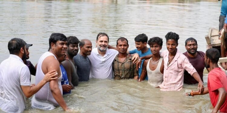 ಬಿಹಾರ ಅಖಾಡಲ್ಲಿ ರಾಹುಲ್ ವರಸೆ: ಮೀನುಗಾರರೊಂದಿಗೆ ಕೊಳದಲ್ಲಿ ಸೇರಿ ಸಂವಾದ