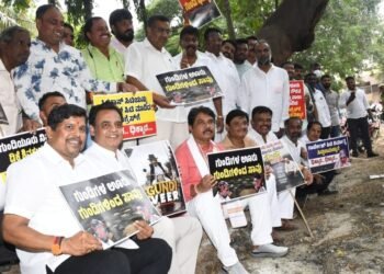 ‘ರಾಜ್ಯದಲ್ಲಿರುವುದು ಗುಂಡಿಗಳ ಮತ್ತು ಪಾಪರ್ ಸರ್ಕಾರ’