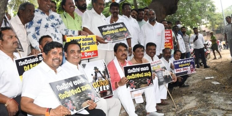 ‘ರಾಜ್ಯದಲ್ಲಿರುವುದು ಗುಂಡಿಗಳ ಮತ್ತು ಪಾಪರ್ ಸರ್ಕಾರ’