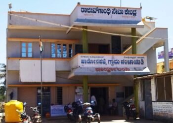 ದೊಡ್ಡಬಳ್ಳಾಪುರ ಬಳಿ ಪೌತಿ ಫಜೀತಿ; ಪತಿ ಜೀವಂತವಾಗಿರುವಾಗಲೇ ಪತ್ನಿಯ ಹೆಸರಿಗೆ ದಾಖಲೆ ಬರೆಸಿದ ಅಧಿಕಾರಿಗಳ ವಿರುದ್ಧ ದೂರು