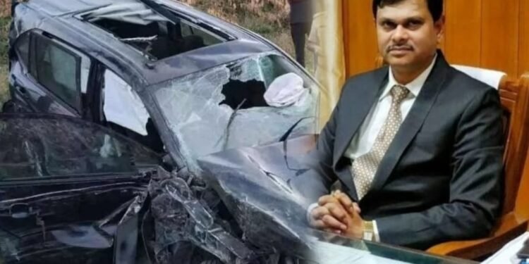 ಭೀಕರ ಅಪಘಾತ; ಹಿರಿಯ ಐಎಎಸ್ ಅಧಿಕಾರಿ ಸಹಿತ ಮೂವರು ದುರ್ಮರಣ