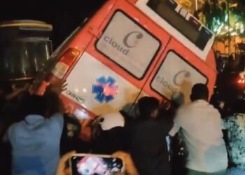 ದ್ವಿಚಕ್ರ ವಾಹನಗಳಿಗೆ ಅಪ್ಪಳಿಸಿ, ಉರುಳಿಬಿದ್ದ ಆಂಬ್ಯುಲೆನ್ಸ್; ದಂಪತಿ ಸಾವು