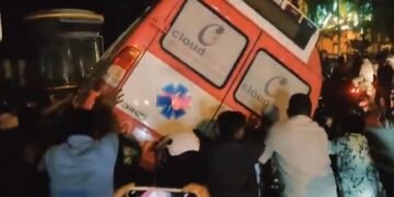 ದ್ವಿಚಕ್ರ ವಾಹನಗಳಿಗೆ ಅಪ್ಪಳಿಸಿ, ಉರುಳಿಬಿದ್ದ ಆಂಬ್ಯುಲೆನ್ಸ್; ದಂಪತಿ ಸಾವು