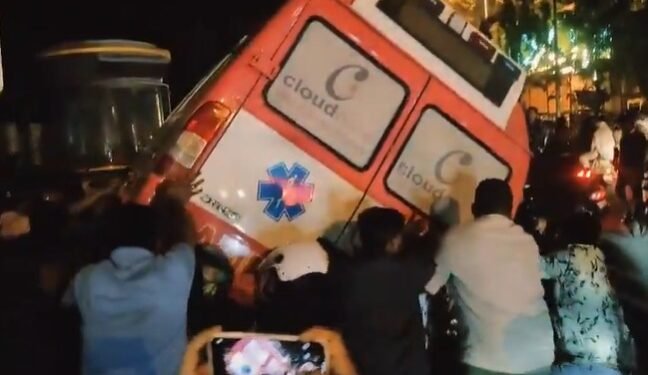 ದ್ವಿಚಕ್ರ ವಾಹನಗಳಿಗೆ ಅಪ್ಪಳಿಸಿ, ಉರುಳಿಬಿದ್ದ ಆಂಬ್ಯುಲೆನ್ಸ್; ದಂಪತಿ ಸಾವು