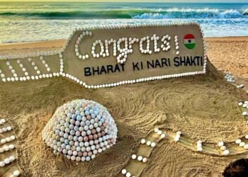 ಮಹಿಳಾ ಕ್ರಿಕೆಟ್ ತಂಡದ ಐತಿಹಾಸಿಕ ಗೆಲುವು; ಮರಳು ಶಿಲ್ಪದಿಂದ ಅಭಿನಂದನೆ