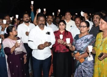 ಉಪ ಆಯುಕ್ತ ಡಿ.ಕೆ.ಬಾಬು, ಕಂದಾಯ ಅಧಿಕಾರಿ ವರಲಕ್ಷ್ಮಿ ಅಮಾನತ್ತು ಪ್ರಸ್ತಾವನೆ ಹಿಂಪಡಯಬೇಕು ಮೇಣದ ದೀಪ ಹಚ್ಚಿ ಮೌನ ಪ್ರತಿಭಟನೆ