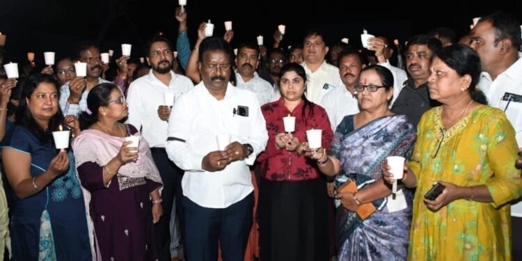 ಉಪ ಆಯುಕ್ತ ಡಿ.ಕೆ.ಬಾಬು, ಕಂದಾಯ ಅಧಿಕಾರಿ ವರಲಕ್ಷ್ಮಿ ಅಮಾನತ್ತು ಪ್ರಸ್ತಾವನೆ ಹಿಂಪಡಯಬೇಕು ಮೇಣದ ದೀಪ ಹಚ್ಚಿ ಮೌನ ಪ್ರತಿಭಟನೆ