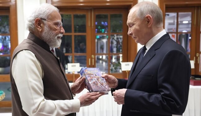 ಪುಟಿನ್‌ಗೆ ವಿಶೇಷ ಗಿಫ್ಟ್; ‘ಭಗವದ್ಗೀತೆ’ ನೀಡಿದ ಮೋದಿ
