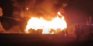 ಮತ್ತೊಂದು ಬಸ್‌ಗೆ ಬೆಂಕಿ; 40 ಪ್ರಯಾಣಿಕರು ಪವಾಡ ಸದೃಶ ಪಾರು