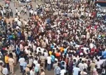 ಧಾರವಾಡದಲ್ಲಿ ಉದ್ಯೋಗಾಕಾಂಕ್ಷಿಗಳ ಉಗ್ರ ಪ್ರತಿಭಟನೆ; ಖಾಲಿ ಹುದ್ದೆಗಳ ಭರ್ತಿಗೆ ಒತ್ತಾಯ