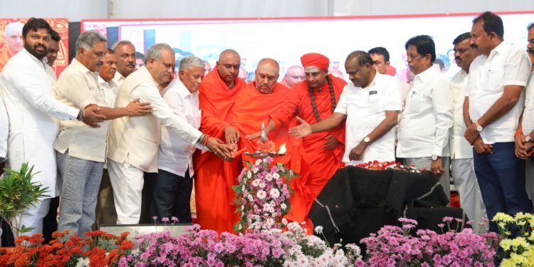 ಚಿಕ್ಕನಾಯಕನಹಳ್ಳಿಯಲ್ಲಿ ʼಜನಸ್ಪಂದನʼದ ಯಶಸ್ವಿ 100ನೇ ವಾರದ ಸಮಾರಂಭ; ಸಚಿವರಾದ ಸೋಮಣ್ಣ, ಹೆಚ್ಡಿಕೆ ಸಹಿತ ಹಲವರು ಭಾಗಿ