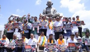 ಶಾಸಕರ ಮೇಲಿನ ಹಲ್ಲೆ ಖಂಡಿಸಿ ವಿಧಾನಸೌಧದಲ್ಲಿ ಬಿಜೆಪಿ ಪ್ರತಿಭಟನೆ; ರಾಜ್ಯಪಾಲರಿಗೆ ಮನವಿ