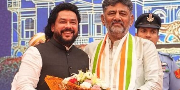 ಸಚಿವ ಸ್ಥಾನಕ್ಕೆ ರಾಜೀನಾಮೆ ನೀಡಲು ನಾಗೇಂದ್ರ ಇಂಗಿತ?; ಸಿಎಂ ಡಿಕೆಶಿ ಜೊತೆ ಚರ್ಚೆ