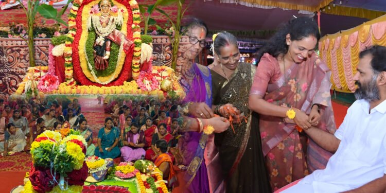ಬೈಂದೂರು ಚಾತುರ್ಮಾಸ್ಯದಲ್ಲಿ ಸಾಮೂಹಿಕ ವರಮಹಾಲಕ್ಷ್ಮಿ ವ್ರತ, ರಕ್ಷಾಬಂಧನ ಆಚರಣೆ