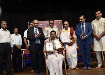 ಯಕ್ಷಗಾನ ರೂಪಕದಲ್ಲಿ ‘ಶ್ರೀ ರಾಘವೇಂದ್ರ ಮಹಿಮೆ’; ಹೈಕೋರ್ಟ್ ನ್ಯಾಯಮೂರ್ತಿಗಳಿಂದ ಸಾಧಕರಿಗೆ ಪುರಸ್ಕಾರ