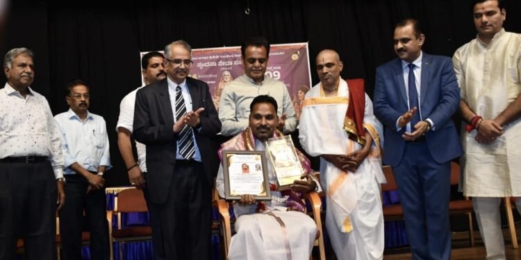 ಯಕ್ಷಗಾನ ರೂಪಕದಲ್ಲಿ ‘ಶ್ರೀ ರಾಘವೇಂದ್ರ ಮಹಿಮೆ’; ಹೈಕೋರ್ಟ್ ನ್ಯಾಯಮೂರ್ತಿಗಳಿಂದ ಸಾಧಕರಿಗೆ ಪುರಸ್ಕಾರ