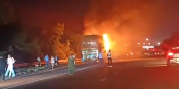 ಗ್ರೇಟರ್ ನೋಯ್ಡಾದಲ್ಲಿ ಚಲಿಸುತ್ತಿದ್ದ ಸ್ಲೀಪರ್ ಬಸ್‌ಗೆ ಬೆಂಕಿ; 9 ಮಂದಿ ಸಜೀವ ದಹನ