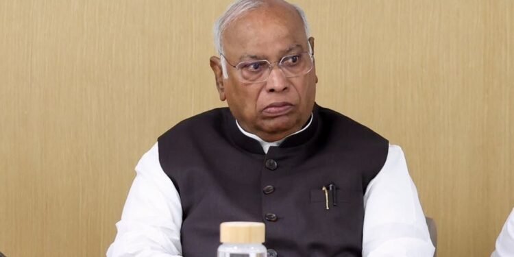 ‘ಪ್ರಧಾನಿ ಮೋದಿ ಕಾನೂನು, ಸಂವಿಧಾನಕ್ಕಿಂತ ಮೇಲಿದ್ದಾರಾ?’: ಖರ್ಗೆ ಪ್ರಶ್ನೆ