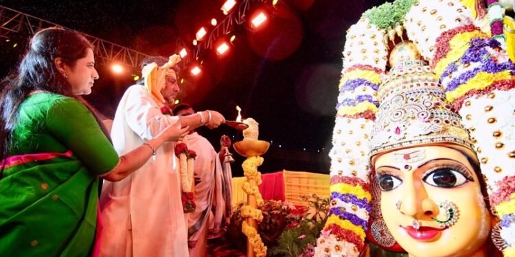 ಕೆಆರ್ಎಸ್ನ ಬೃಂದಾವನ ಉದ್ಯಾನವನದಲ್ಲಿ ‘ಕಾವೇರಿ ಆರತಿ’: ನಾಡಿನ ಸಮೃದ್ಧಿ, ರೈತರ ಸುಖ-ಸಂತೋಷಕ್ಕಾಗಿ ಪ್ರಾರ್ಥನೆ