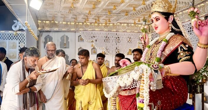 ಕುದ್ರೋಳಿ ದಸರಾದಲ್ಲಿ ಗೋಕರ್ಣನಾಥ, ಶಾರದೆಗೆ ಡಿ.ಕೆ. ಶಿವಕುಮಾರ್ ವಿಶೇಷ ಪೂಜೆ