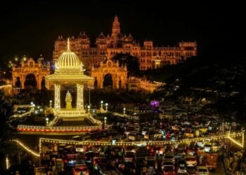 ಮೈಸೂರು ದಸರಾ ವೈಭವ; ವಿದ್ಯುತ್ ದೀಪಗಳ ಬೆಳಕಿನಲ್ಲಿ ಕಂಗೊಳಿಸಿದ ಸಾಂಸ್ಕೃತಿಕ ನಗರಿ