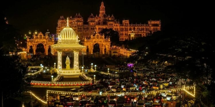 ಮೈಸೂರು ದಸರಾ ವೈಭವ; ವಿದ್ಯುತ್ ದೀಪಗಳ ಬೆಳಕಿನಲ್ಲಿ ಕಂಗೊಳಿಸಿದ ಸಾಂಸ್ಕೃತಿಕ ನಗರಿ