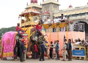 ಮೈಸೂರು ದಸರಾ ಜಂಬೂಸವಾರಿ ವೀಕ್ಷಿಸಿದ ತೆಲಂಗಾಣ ಸಿಎಂ ರೇವಂತ್ ರೆಡ್ಡಿ