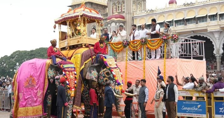 ಮೈಸೂರು ದಸರಾ ಜಂಬೂಸವಾರಿ ವೀಕ್ಷಿಸಿದ ತೆಲಂಗಾಣ ಸಿಎಂ ರೇವಂತ್ ರೆಡ್ಡಿ